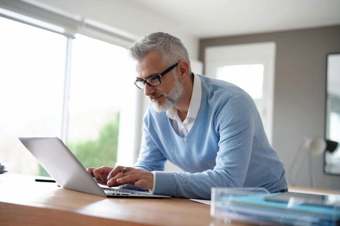 Profesional trabajando en flujos de automatización empresarial